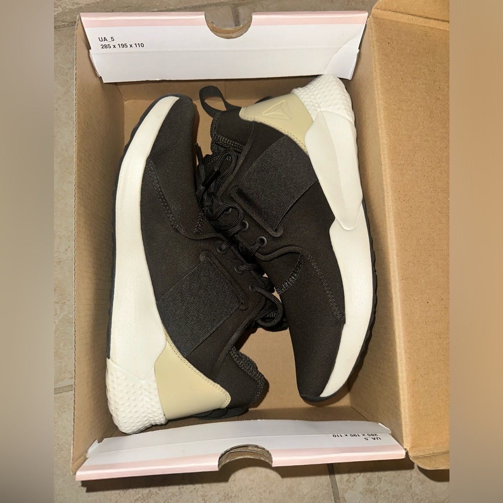 Reebok turn zone running shoes black white cream girls women’s size US 6.5